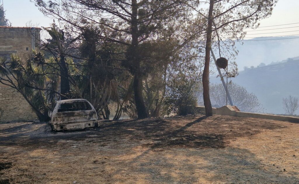 εικόνα που δείχνει στιγμιότυπο από την καταστροφή που άφησε πίσω της η φονική πυρκαγιά στην Κύπρο