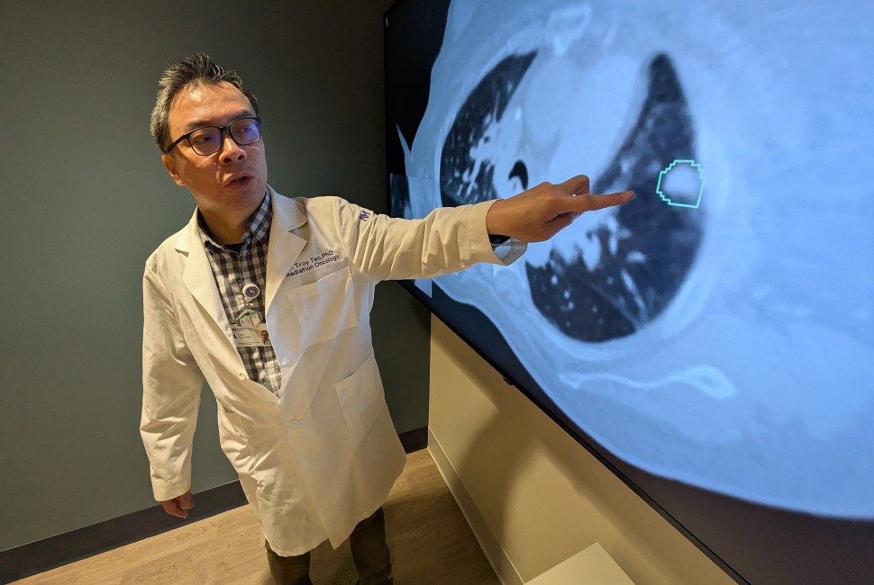 O δρ Τρόι Τέο, καθηγητής Ακτινοθεραπευτικής Ογκολογίας στην Ιατρική Σχολή Φάινμπεργκ του Πανεπιστημίου Νορθγουέστερν, εκ των κύριων συγγραφέων της νέας μελέτης, δείχνει τις ικανότητες «ανάγνωσης» των απεικονιστικών εξετάσεων από το νέο εργαλείο ΑΙ (Northwestern Medical/Feinberg School of Medicine)
