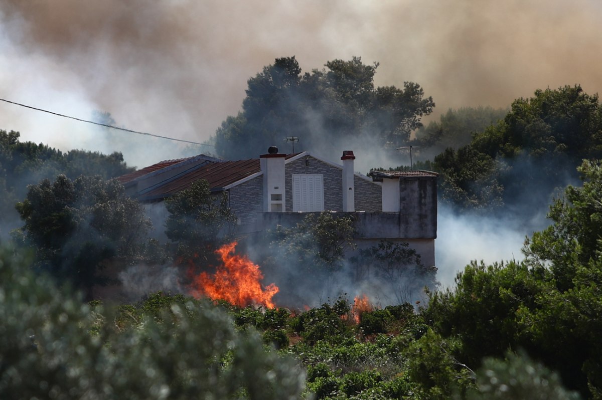 Απεγκλωβισμοί από τη φωτιά στην ανατολική Αττική
