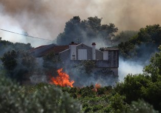 Απεγκλωβισμοί από τη φωτιά στην ανατολική Αττική