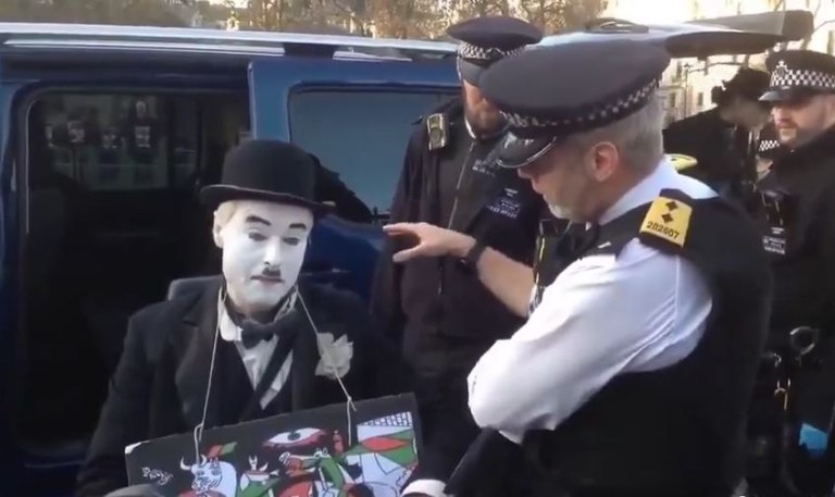 Ο Τσαρλι Τσάπλιν για την Παλαιστινη – Μίμος «βραχυκύκλωσε» την αστυνομία και σκόρπισε ρίγη συγκίνησης