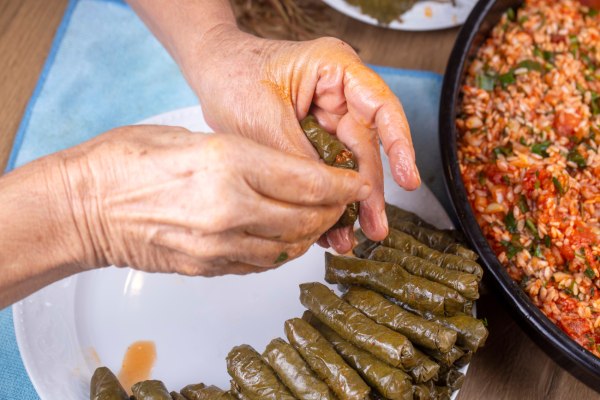 Παπαλίνα, χερίσια και γιαπράκια υπόσχονται ένα καλοκαίρι… μπουκιά και συχώριο