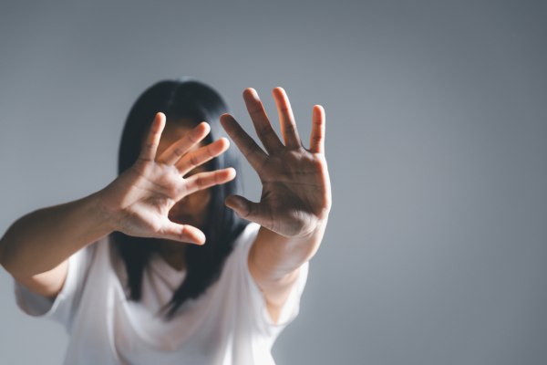 Ενδοοικογενειακή βία στην Αγία Βαρβάρα: Στη φυλακή για 14 μήνες ο 30χρονος δράστης