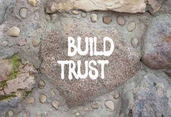 Μια κοινωνία δύσπιστη αναζητά κάτι παραπάνω από συνθήματα