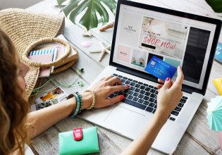 Οι καλοκαιρινές εκπτώσεις συνεχίζονται στo SHOPFLIX.gr