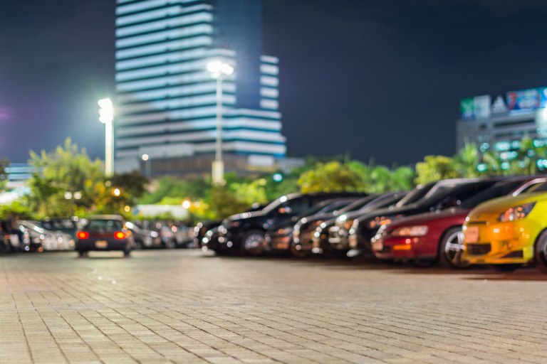 Οι «βαλέδες» που κάνουν τη βρόμικη δουλειά των νυχτερινών μαγαζιών – Παρκάρισμα παράνομο και αντικοινωνικό