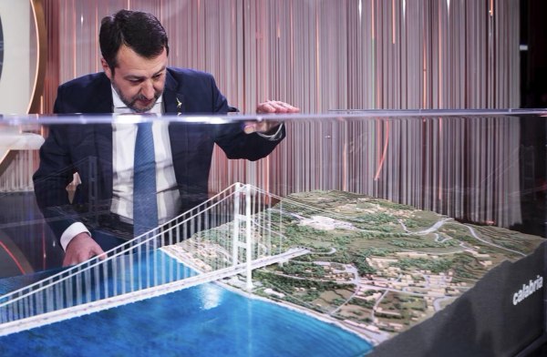 Σικελία: Αντιπαράθεση για τη γέφυρα «διπλού σκοπού»