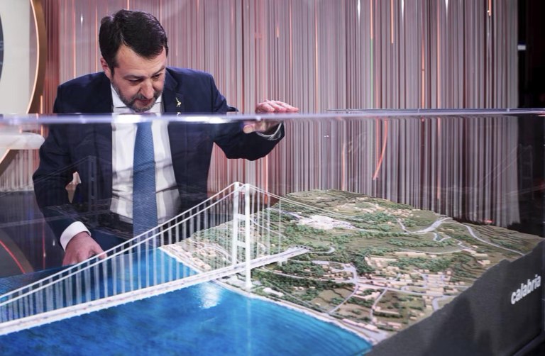 Σικελία: Αντιπαράθεση για τη γέφυρα «διπλού σκοπού»