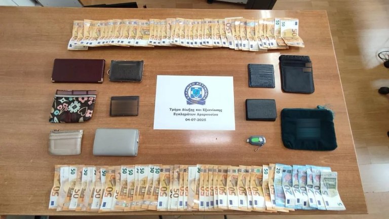 Εξαρθρώθηκε συμμορία γυναικών που έκλεβε τραπεζικές κάρτες από ηλικιωμένες γυναίκες – Πώς στοχοποιούσαν τα θύματα