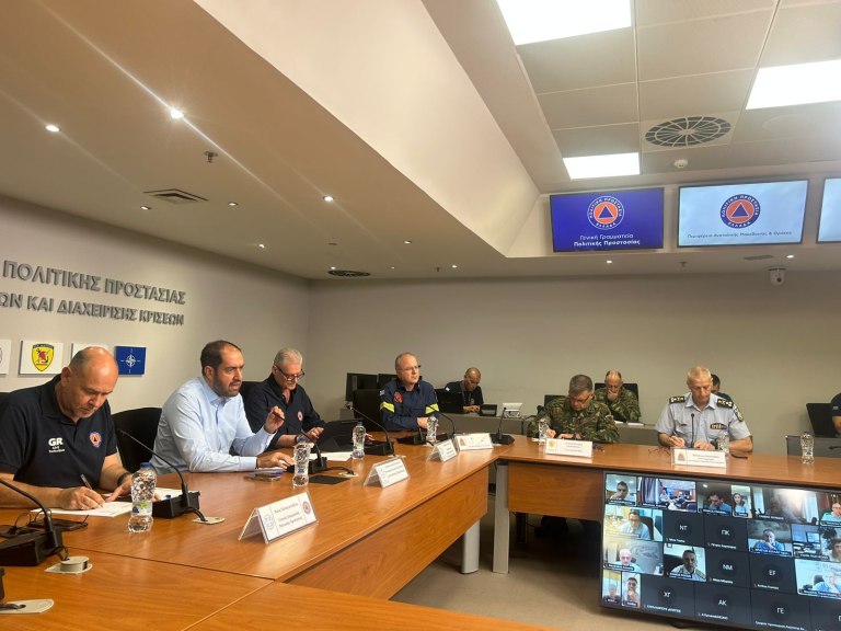 Φωτιά στη Ραφήνα: Σε ετοιμότητα Λιμενικό και εφημερεύοντα νοσοκομεία