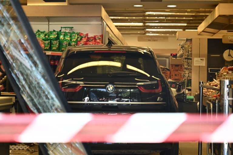 Νίκαια: Πώς «εισέβαλε» το ΙΧ στο σούπερ μάρκετ – Συνελήφθη η οδηγός – Εκτός κινδύνου οι τραυματίες