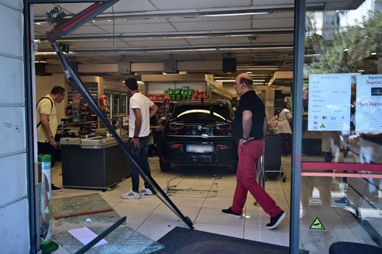 Αυτοκίνητο έπεσε σε σούπερ μάρκετ στη Νίκαια – Στο νοσοκομείο δύο παιδιά και μια υπάλληλος