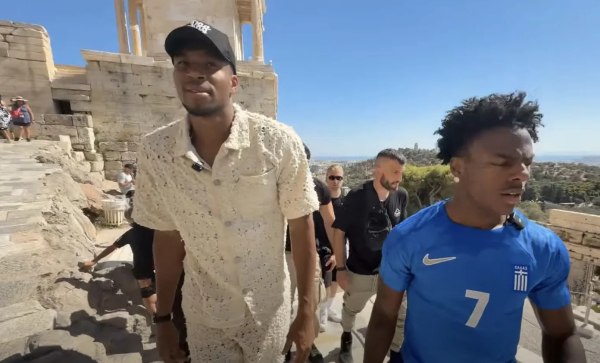 Ο IShowSpeed ήρθε (ξανά) στην Αθήνα και ο Αντετοκούνμπο τον πήγε στην Ακρόπολη – Πανικός στο κέντρο της Αθήνας