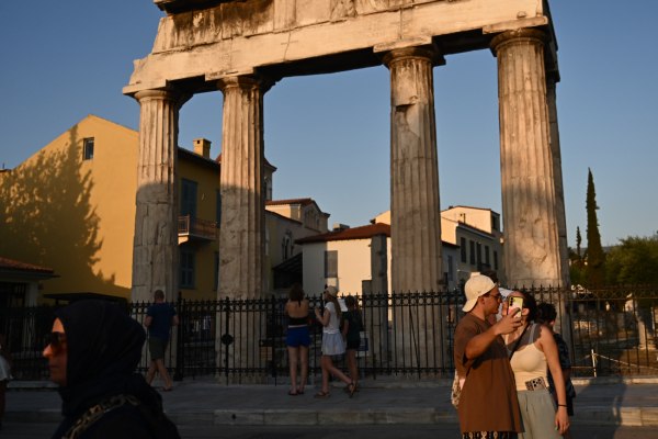 Καιρός: Υποχωρεί η θερμοκρασία από τη Δευτέρα – Ανάσες δροσιάς έως το τέλος της εβδομάδας