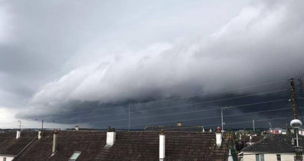 Γαλλία: Ανεμοστρόβιλος χτύπησε το αεροδρόμιο της πόλης Τουρ [βίντεο]