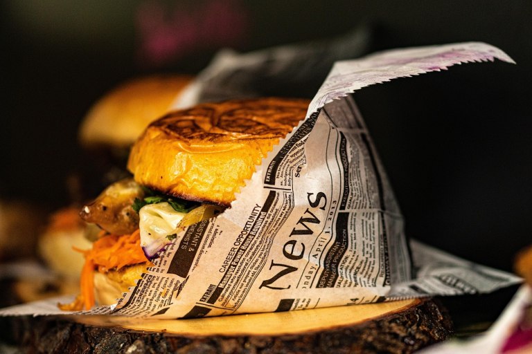 Οι δασμοί Τραμπ «καίνε» τις τιμές των μπέργκερ