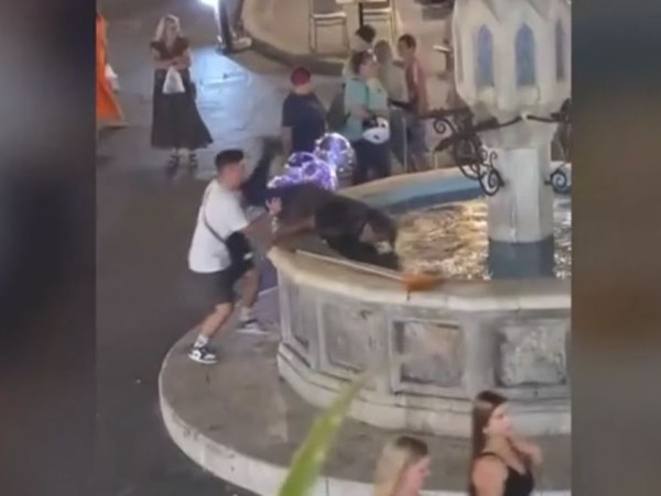 Η κοινωνική αποτυχία σε live μετάδοση: Νεαρός στη Ρόδο ρίχνει άστεγο σε συντριβάνι για την πλάκα του