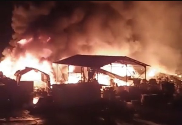 Φωτιά στη Λέσβο: Ξέσπασε σε επιχείρηση ανακύκλωσης – Μήνυμα του 112 στους κατοίκους