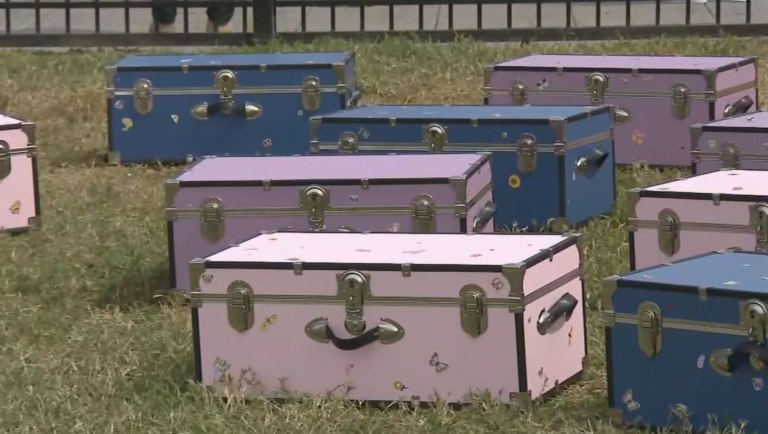 Λευκός Οίκος: Γονείς στο Τέξας άφησαν 27 σεντούκια για τα παιδιά που πνίγηκαν στην κατασκήνωση [Βίντεο]