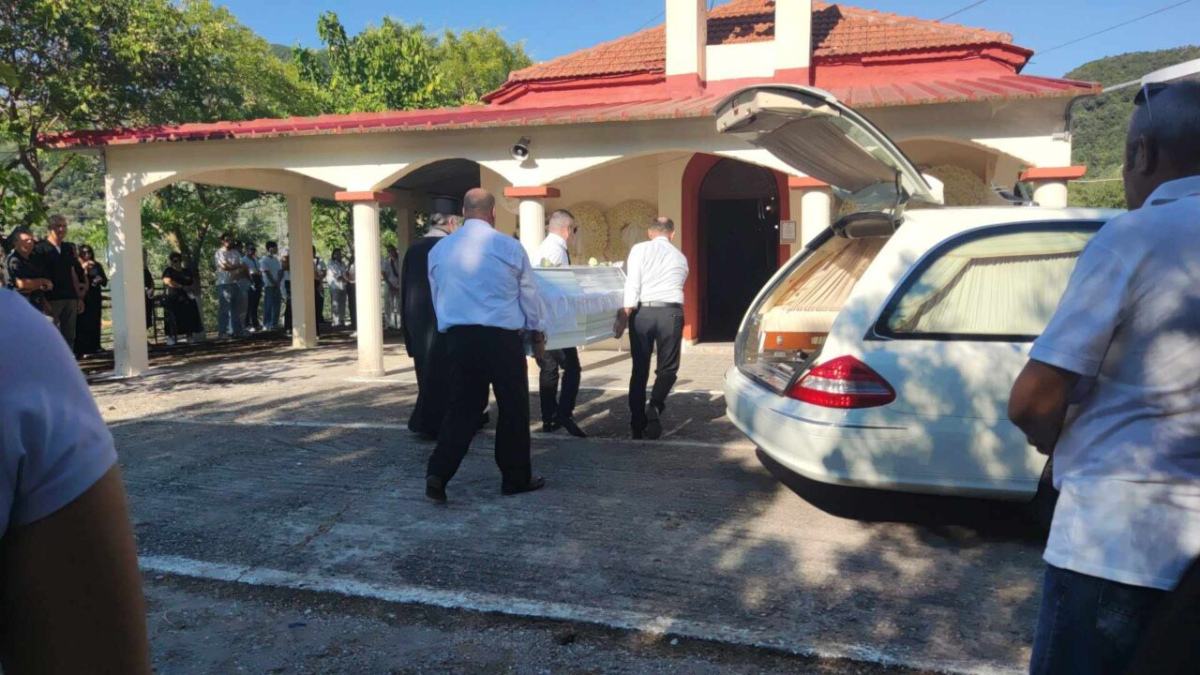 Αγρίνιο: Με λευκά λουλούδια και κουφέτα το τελευταίο αντίο στον 21χρονο Θανάση