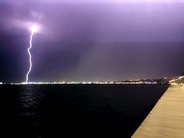 Δυτική Θεσσαλονίκη: Ποτάμια οι δρόμοι από ξαφνική καταιγίδα με κεραυνούς και έντονη βροχόπτωση