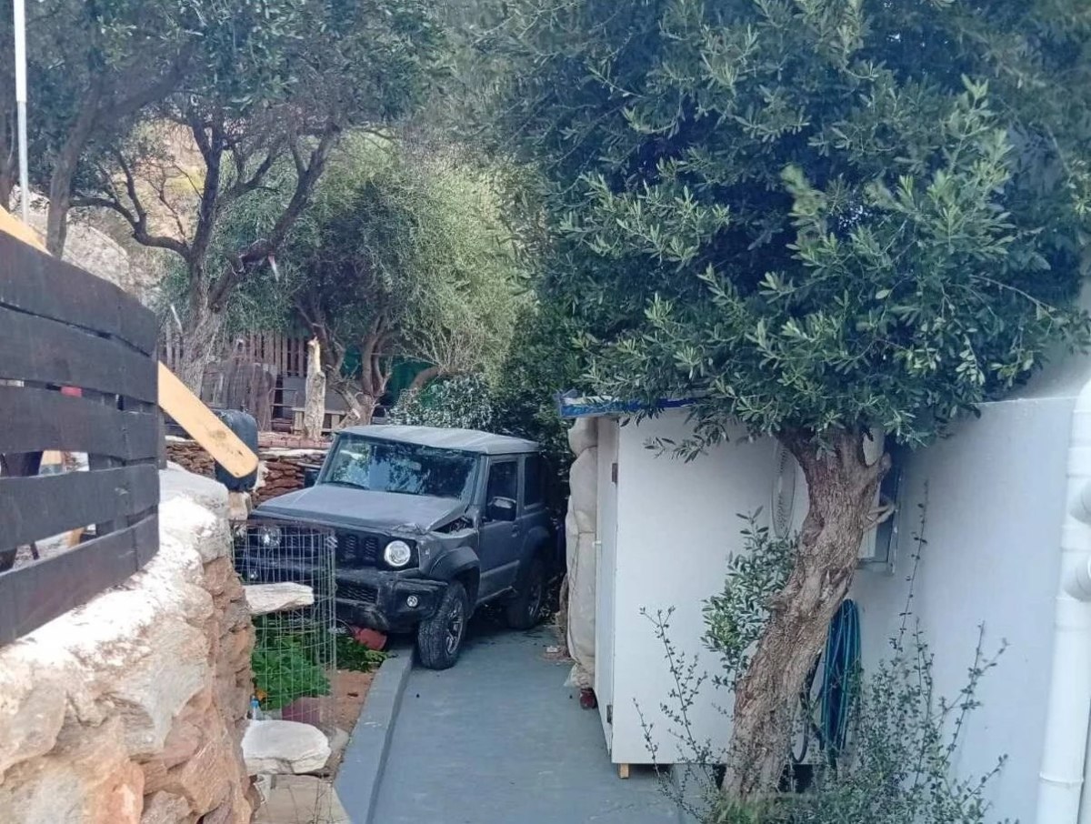 Τήνος: Τζιπ «απογειώθηκε» από τους δυνατούς ανέμους και προσγειώθηκε σε αυλή σπιτιού