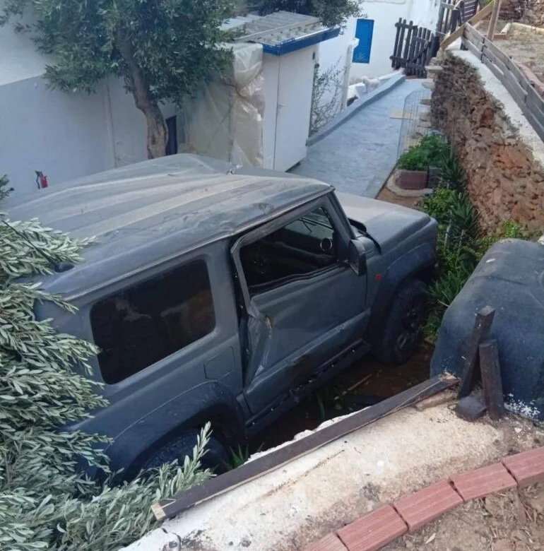 εικόνα που δείχνει ταυτοκίνητο τύπου τζιπ που κατέληξε στην αυλή του σπιτιού όταν παρασύρθηκε από τους δυνατούς ανέμους Πηγή: (Tinos Today)