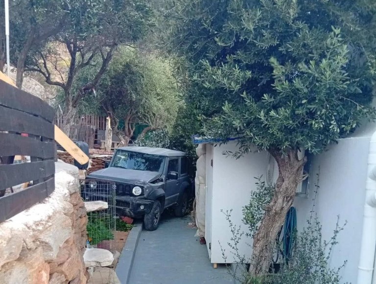 Τήνος: Τζιπ «απογειώθηκε» από τους δυνατούς ανέμους και προσγειώθηκε σε αυλή σπιτιού
