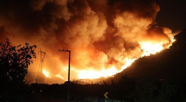 Τουρκία: Ανεξέλεγκτη πυρκαγιά στην Προύσα – Εικόνες καταστροφής