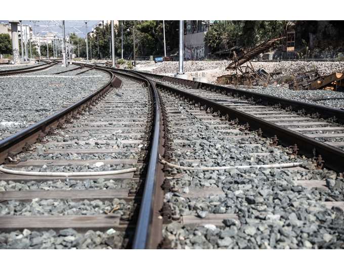 Διακοπή δρομολογίων στη σιδηροδρομική γραμμή στο τμήμα Ζάχαρη-Ραψάνη λόγω πυρκαγιάς