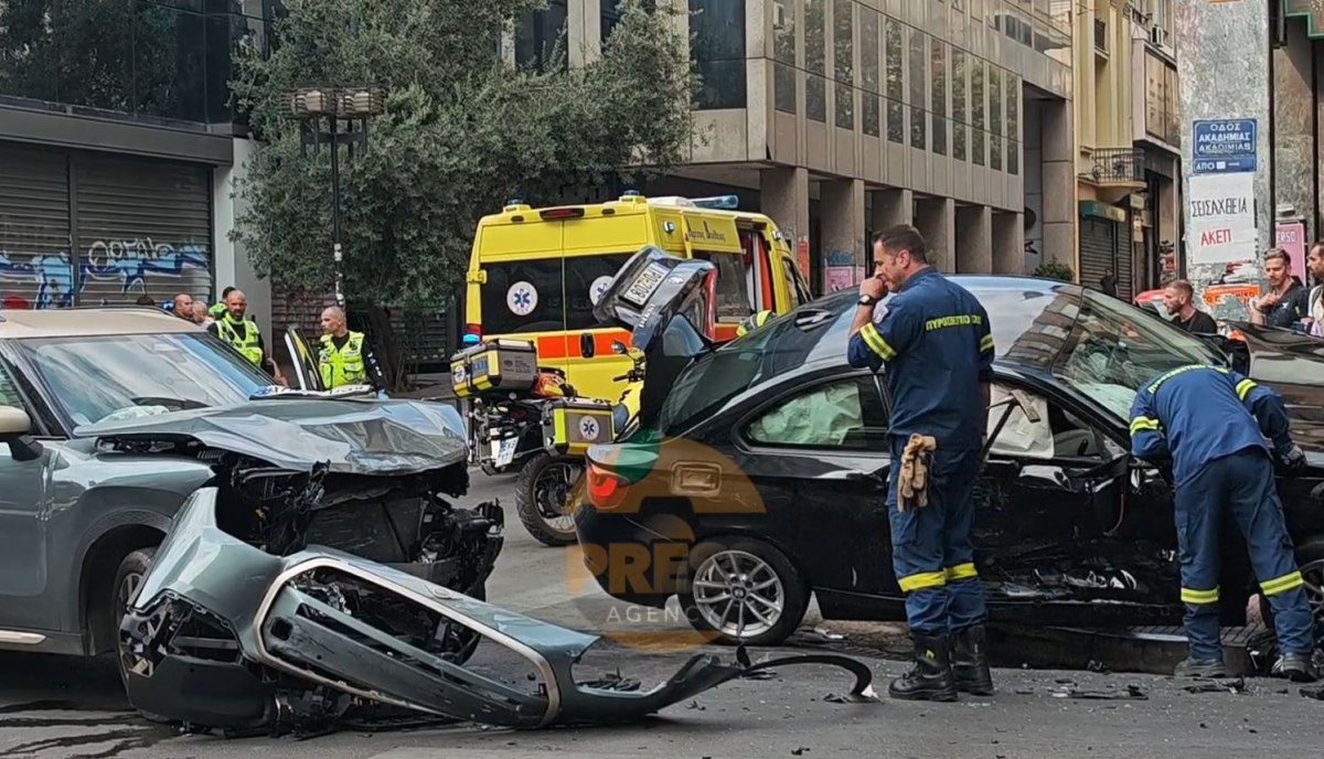 Τροχαίο με τρεις τραυματίες στην Ακαδημίας – Σφοδρή σύγκρουση δύο ΙΧ