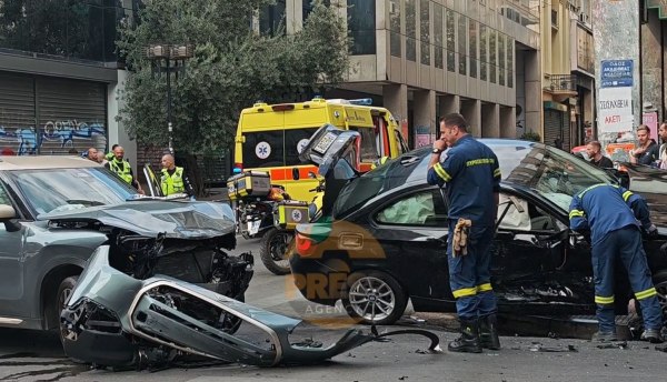 Τροχαίο με τρεις τραυματίες στην Ακαδημίας – Σφοδρή σύγκρουση δύο ΙΧ