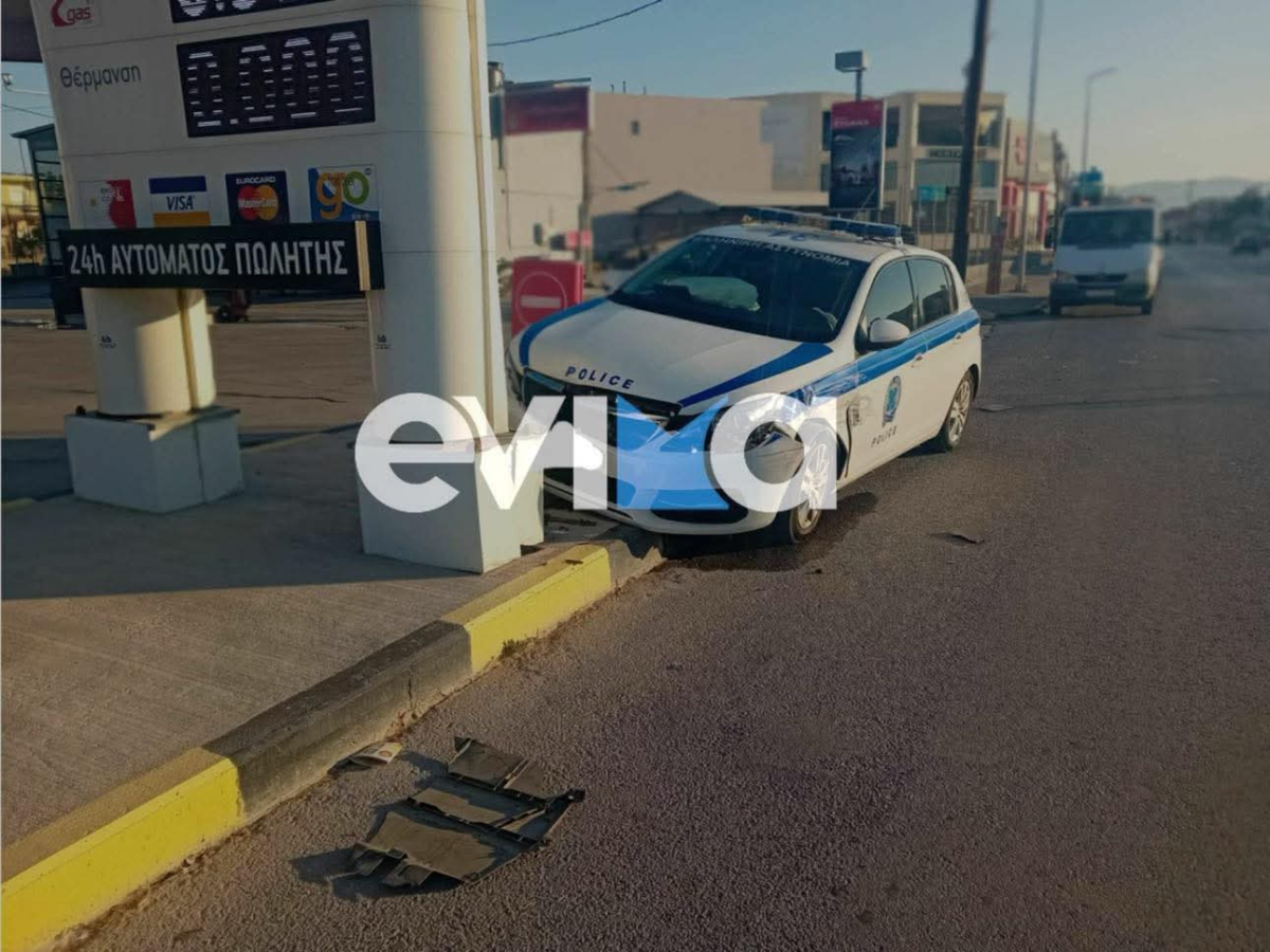 Χαλκίδα: Τροχαίο με περιπολικό που καρφώθηκε σε κολώνα βενζινάδικου
