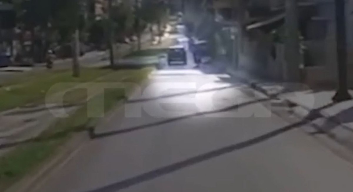 Νέο σοκαριστικό τροχαίο – Όχημα παρέσυρε μηχανή που έκανε παράνομη προσπέραση