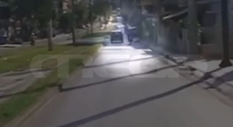 Νέο σοκαριστικό τροχαίο – Όχημα παρέσυρε μηχανή που έκανε παράνομη προσπέραση