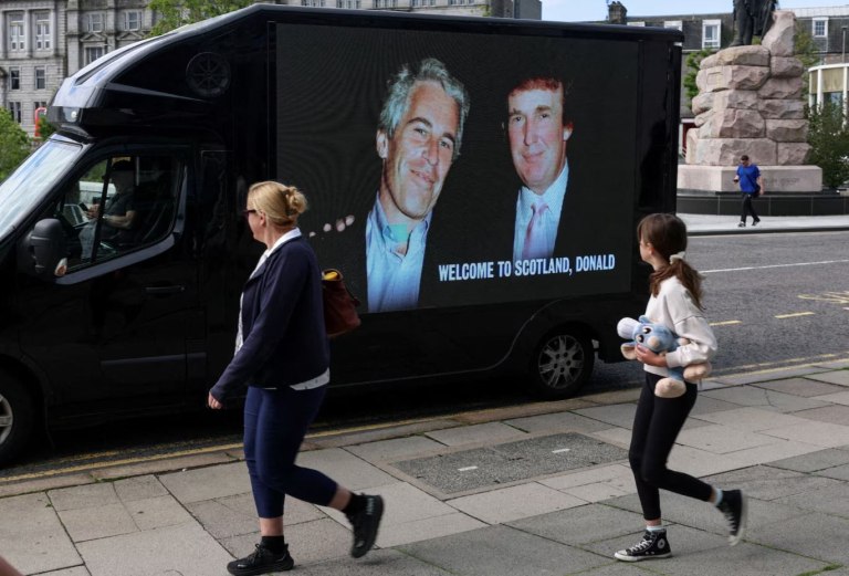 Δημοσκόπηση: Δυσαρεστημένοι οι Αμερικανοί με τον χειρισμό της υπόθεσης Έπσταϊν από Τραμπ