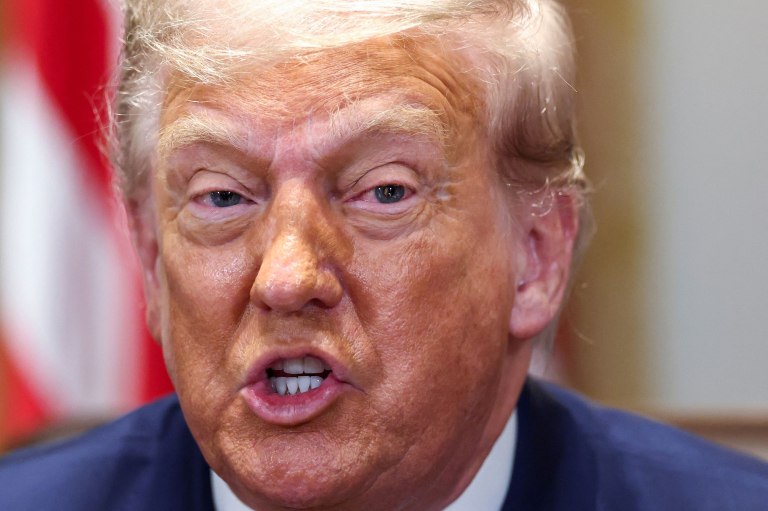 Τραμπ: Οι «απατεώνες» πρώην διευθυντές της CIA Μπρέναν και του FBI Κόμι ίσως «πληρώσουν το τίμημα»