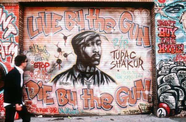 Ένα κομμάτι του ζει μέσα μας: Τι απέγιναν οι στάχτες του Τουπάκ Σακούρ μετά την αποτέφρωσή του;