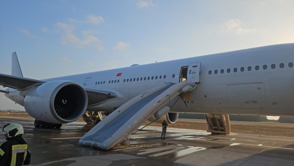 Τουρκία: Αναγκαστική εκκένωση πτήσης της Turkish Airlines – Πανικόβλητοι επιβάτες εγκαταλείπουν το αεροσκάφος