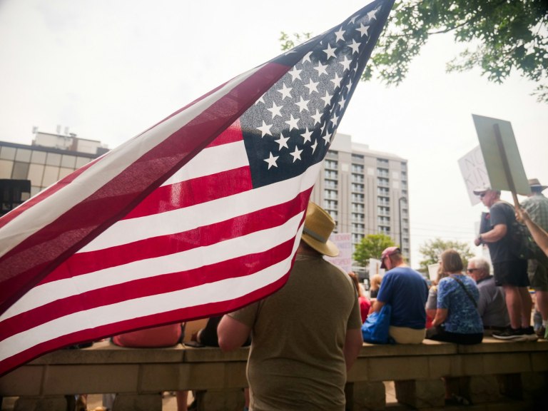 Δημοσκόπηση: Ριζισπαστικοποίηση της αμερικανικής κοινωνίας σε ηλικίες κάτω των 30 ετών