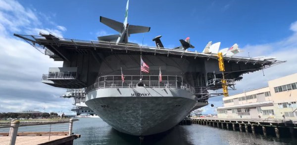 Κατόρθωμα: Τράκαρε αεροπλανοφόρο με το τουριστικό αλιευτικό του! [Βίντεο]