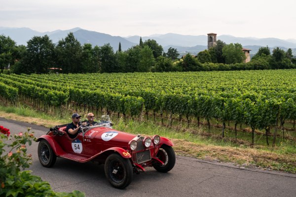 Καρτ ποστάλ από την Μπρέσια: Η πόλη της Λομβαρδίας που γιορτάζει κάθε καλοκαίρι τα αυτοκίνητα αντίκες