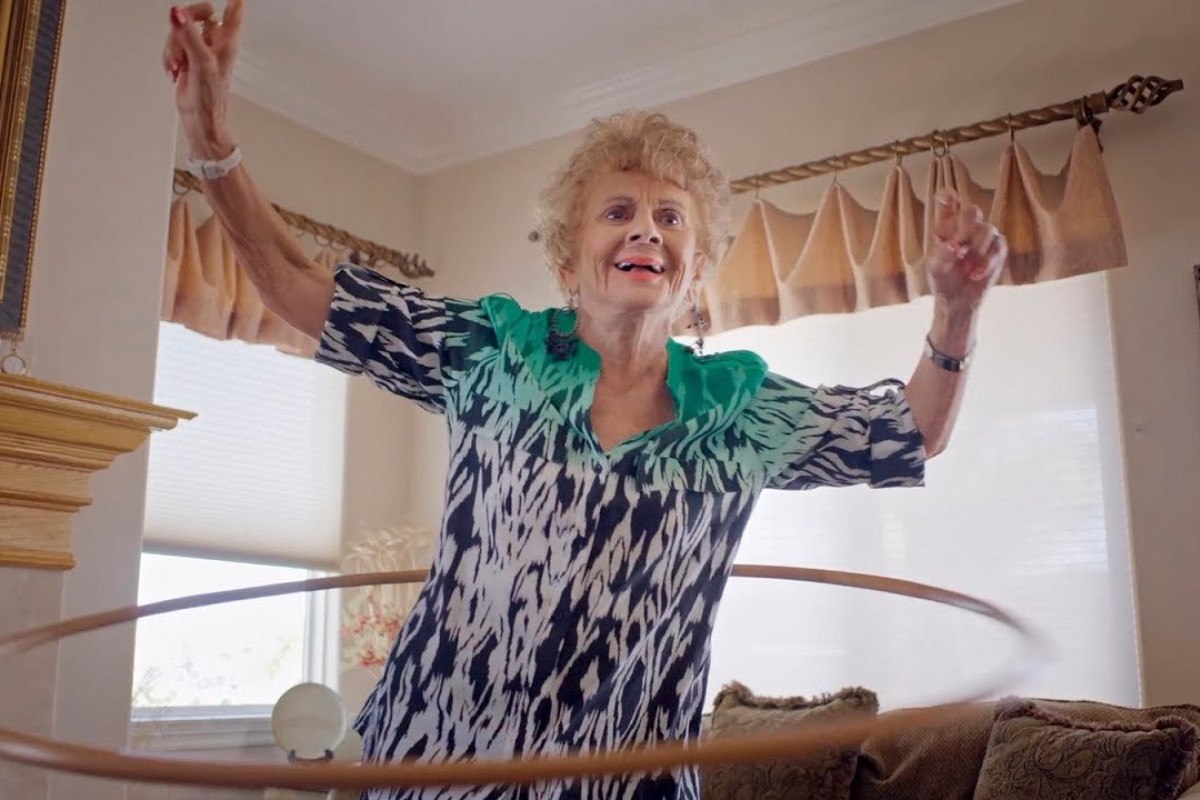 Πέθανε η Τζόαν Άντερσον, η γυναίκα που σύστησε το χούλα-χουπ στον κόσμο – «Αφανής ηρωίδα»