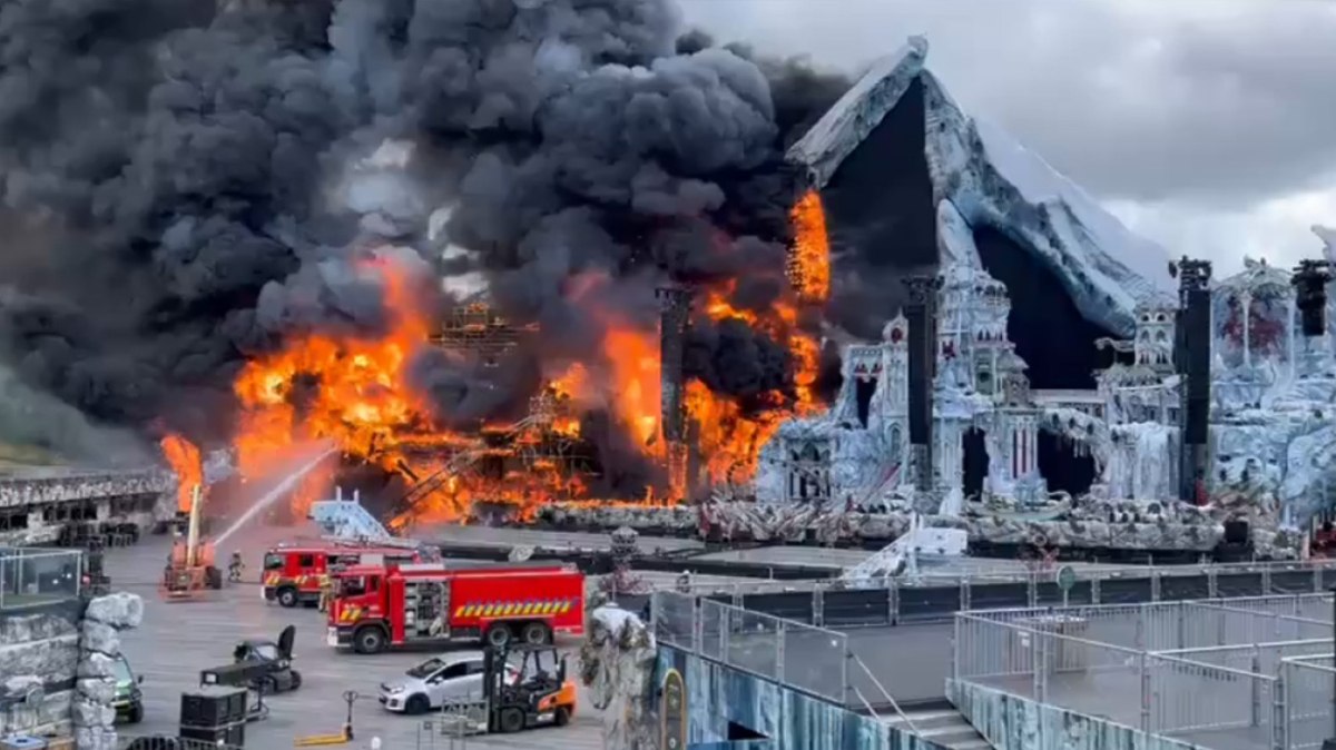 Συναγερμός στο Βέλγιο: Πήρε φωτιά η κεντρική σκηνή του Tomorrowland (Εικόνες & βίντεο)