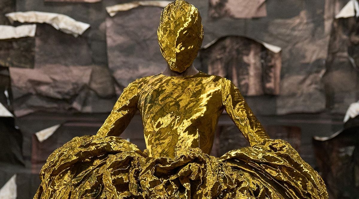 Το συναρπαστικό ντεμπούτο του Glenn Martens στον Maison Margiela ευθυγραμμίζει παρελθόν, παρόν και μέλλον