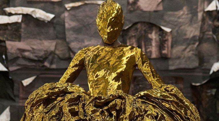 Το συναρπαστικό ντεμπούτο του Glenn Martens στον Maison Margiela ευθυγραμμίζει παρελθόν, παρόν και μέλλον