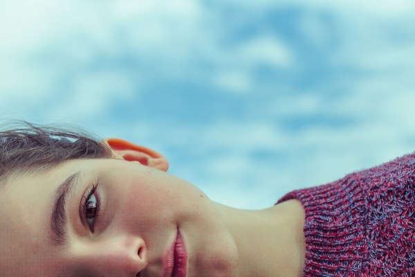 Η ψυχολογία πίσω από το άδειο βλέμμα της Gen Z