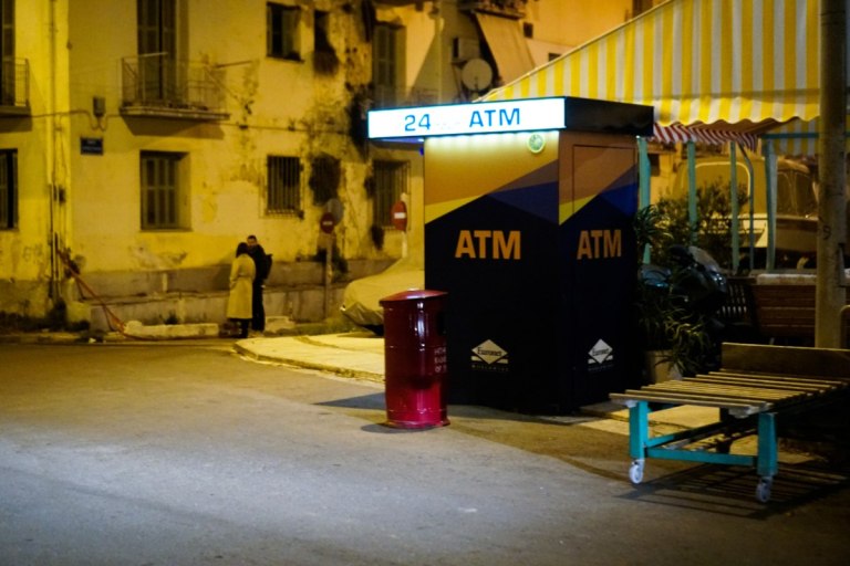 Η κυβέρνηση ξύπνησε για τις χρεώσεις των τραπεζών, στη Βουλή πέφτει η αυλαία των Τεμπών