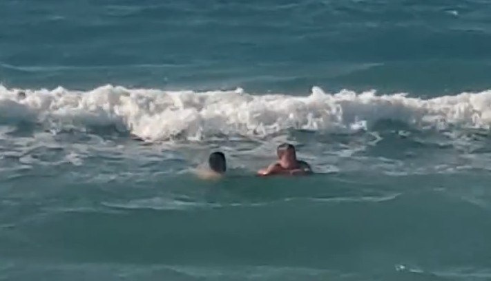 Κρήτη: Σερβιτόρος σώζει λουόμενο από πνιγμό – Πήρε σωσίβιο και βατραχοπέδιλα και έσπευσε να βοηθήσει