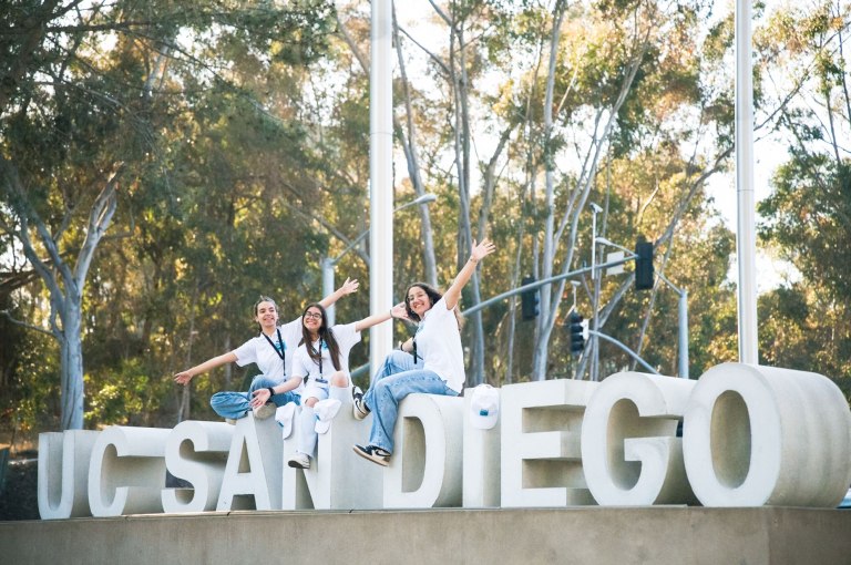 Plaisiobots: The Race 3.0: Το μέλλον της χώρας μας ταξιδεύει και ονειρεύεται